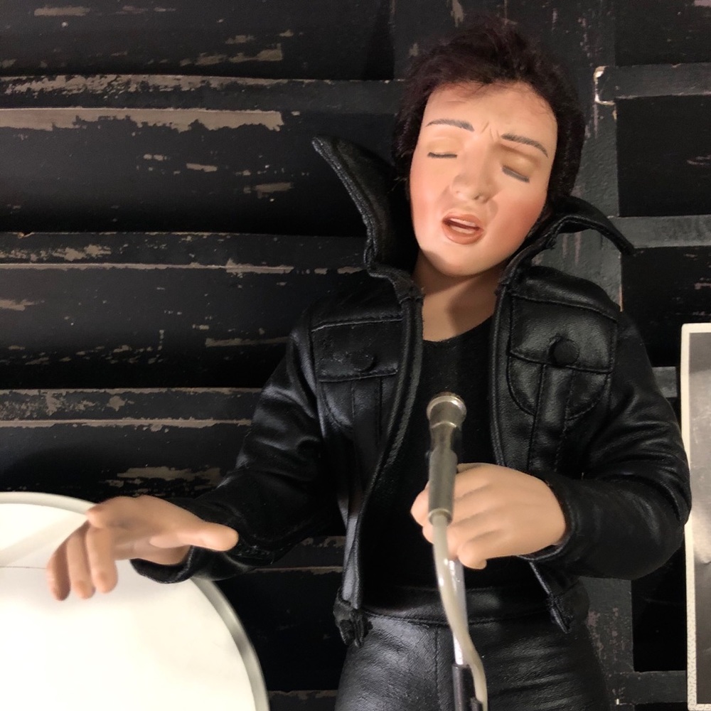 THE ASHTON-DRAKE “ELVIS” Lifetime of a Legend Doll - Picture 4 of 9
